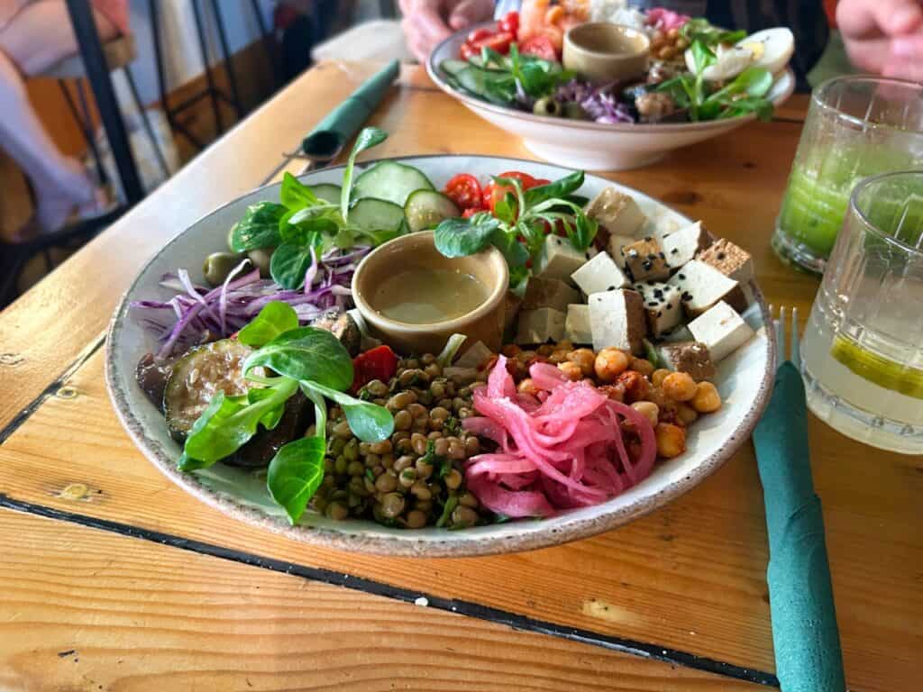 Eine leckere und gesunde Tofubowl bei Feel Green Healthy Food in Split
