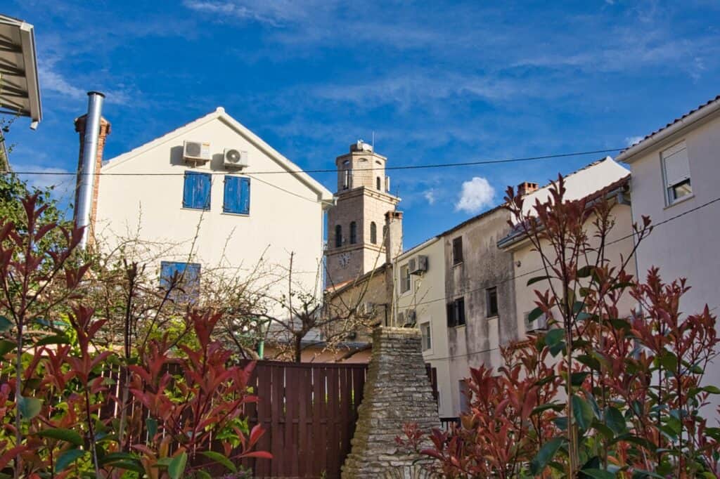Gasse in der Altstadt von Premantura in Kroatien.