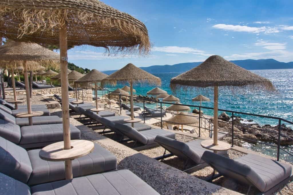 Liegen und Sonnenschirme am Girandella Beach in Rabac.