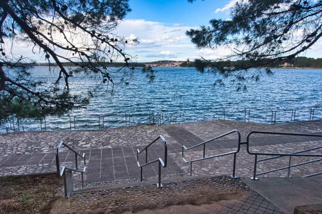 Betonstrand Guvnina in Premantura, Kroatien.