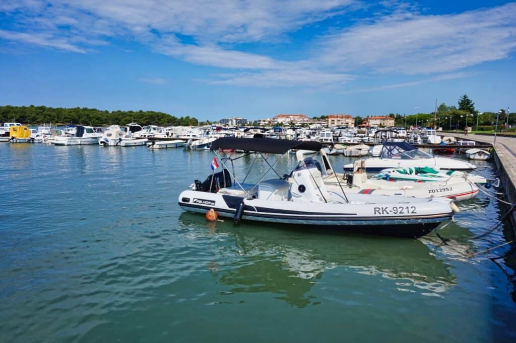 Boote in Medulin an der Hafenpromenade.