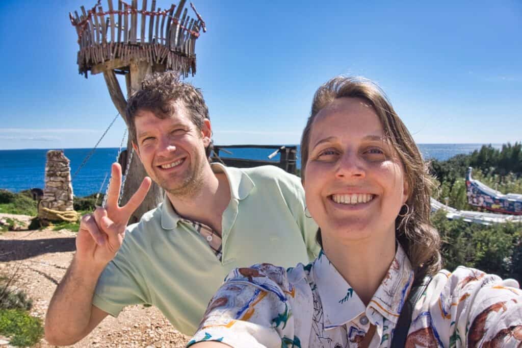 Marie und Chris vom Reiseblog Worldonabudget am Kap Kamenjak in Kroatien.