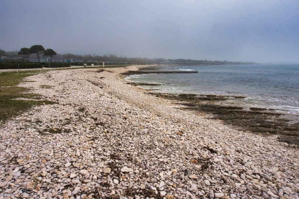 Der Kazela Beach in Medulin an einem stürmischen Tag.