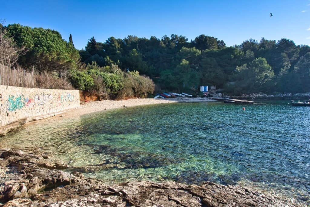 Der Strand Lokva ist ein Geheimtipp für Premantura und das Kap Kamenjak.
