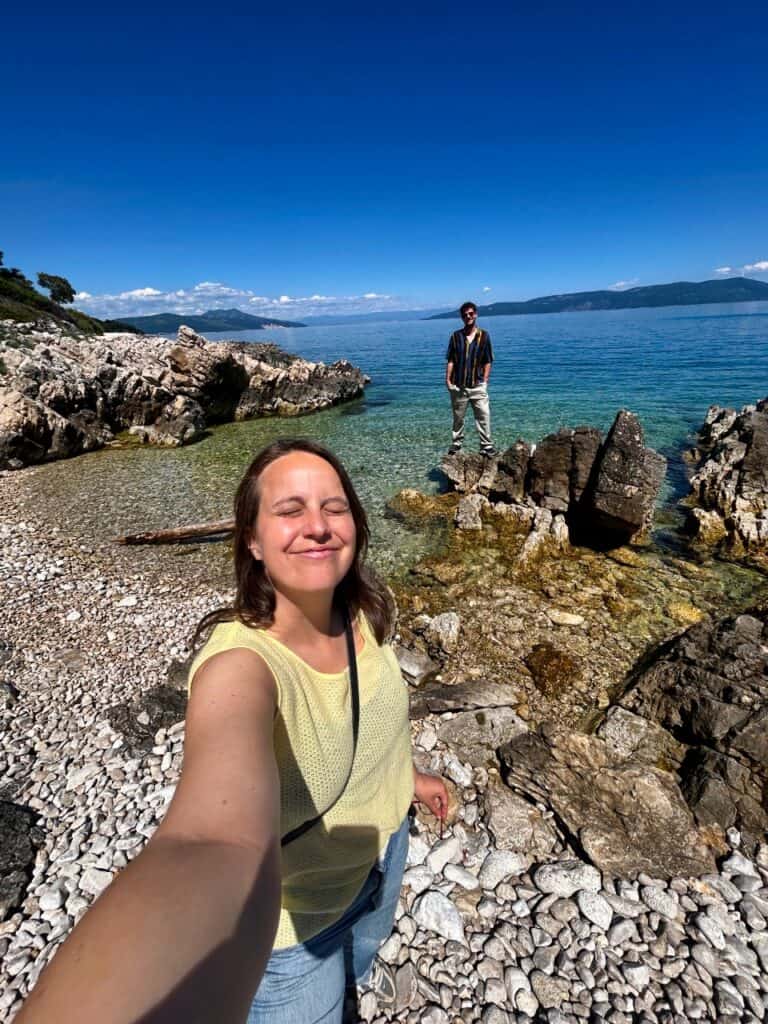 Marie und Chris vom Reisbelog Worldonabudget an ihrem Lieblingsstrand bei Labin.