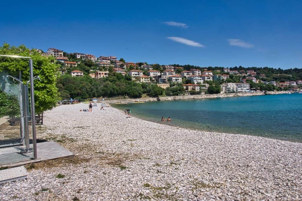 Der Plaza Maslinica in Rabac ist einer unserer liebsten Strände.