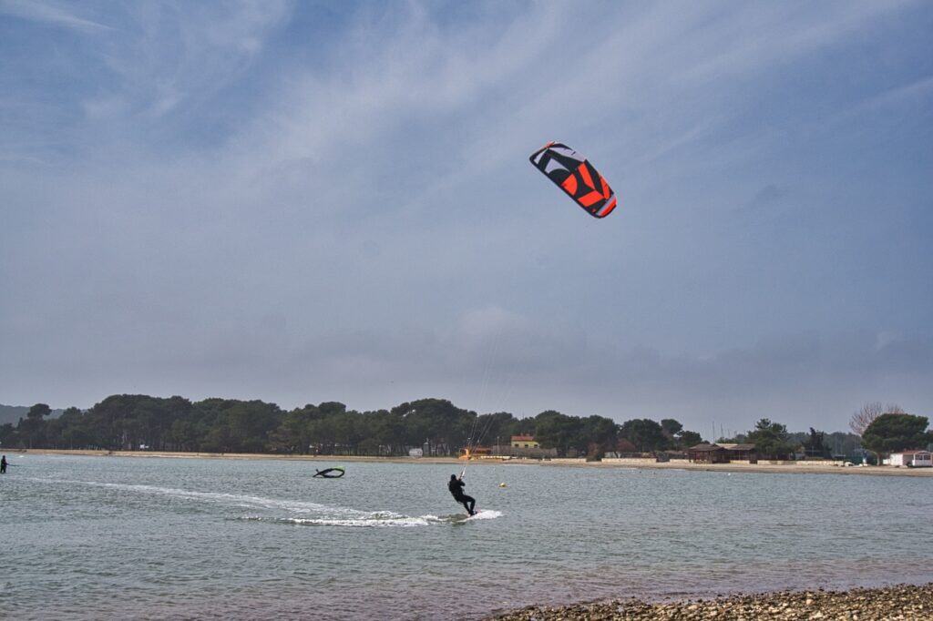 Kitesurfen ist eine beliebte Aktivitaet in Medulin.