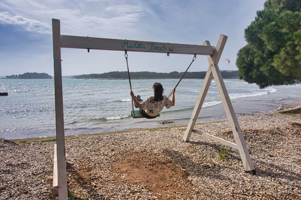 Die Schaukel am Meer ist ein schöner Fotospot und unser Geheimtipp in Medulin.