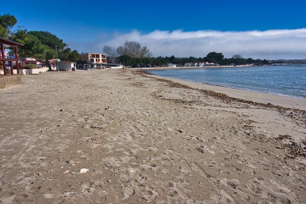 Der berühmte Sandstrand von Medulin in Kroatien.