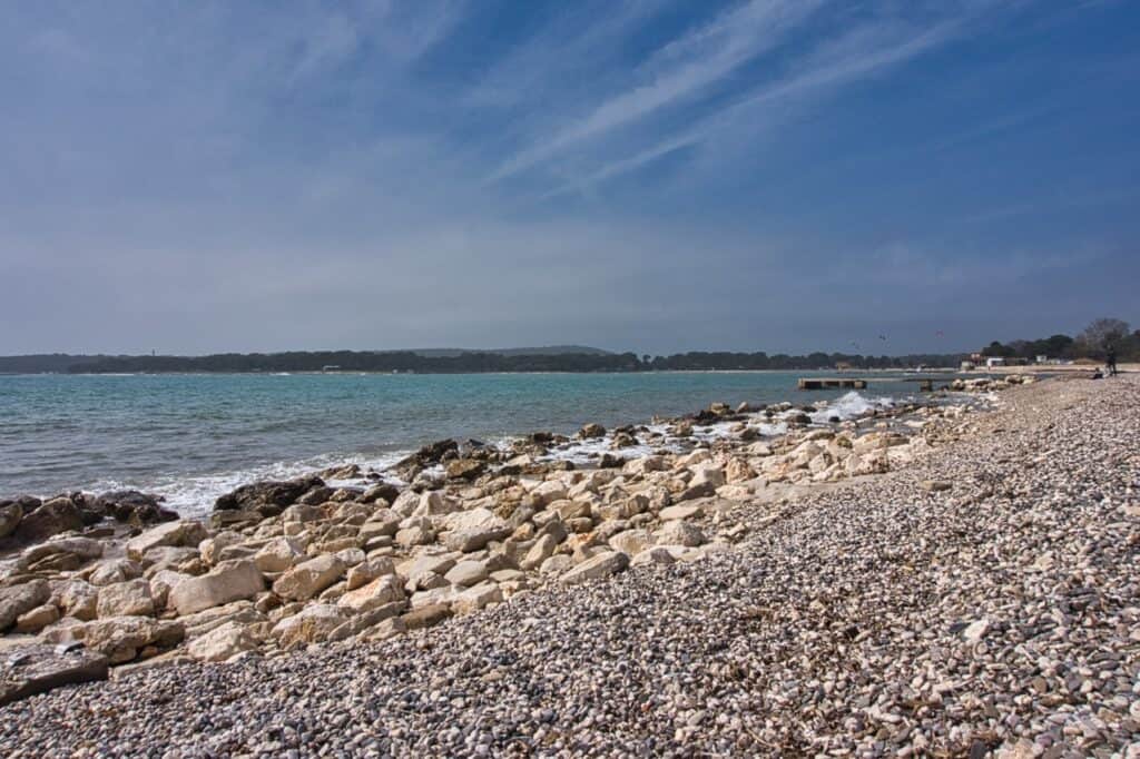 Der Kiesstrand Alba Chiara Beach in Medulin.