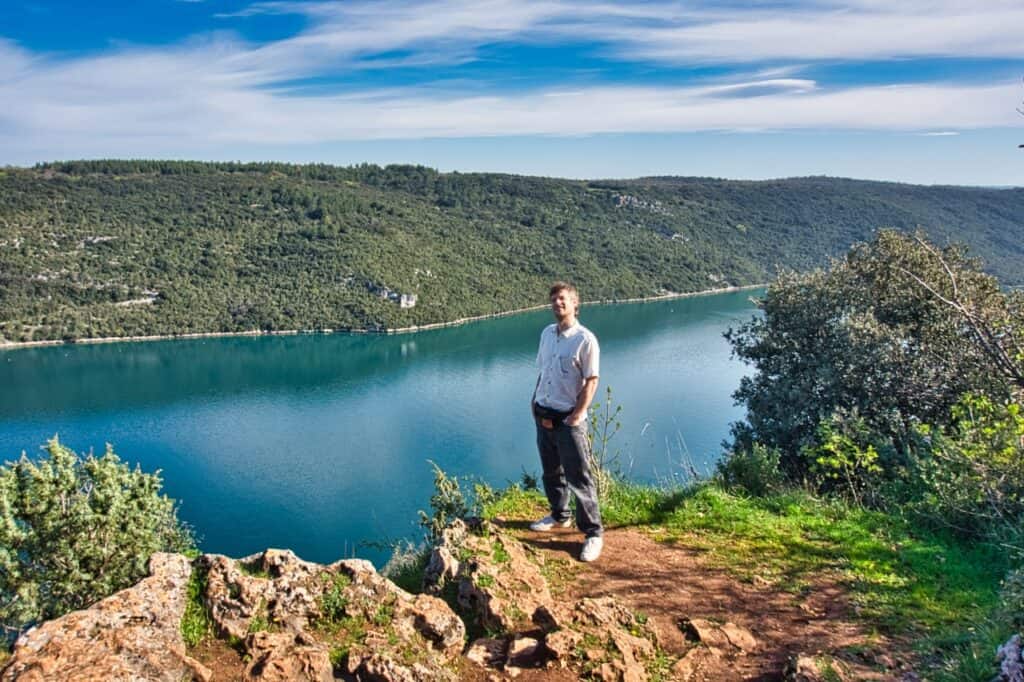 Chris vom Reiseblog Worldonabudget am Limski Kanal bei einem Ausflug ab Novigrad.