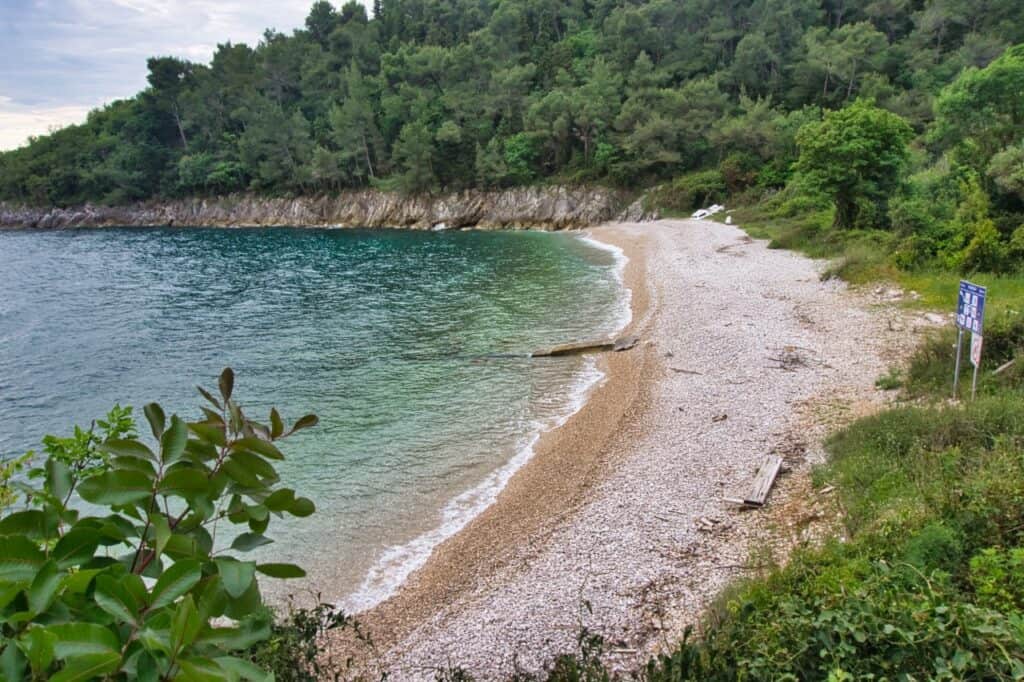 Der Plaza Huboka ist ein Geheimtipp für einen Strand in Istrien bei Labin und Rabac.