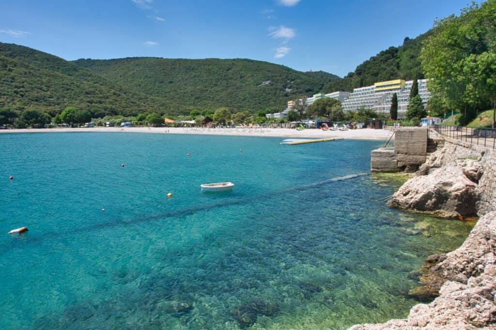 Blick auf den Strand Plaza Maslinica, einen der schönsten Strände in Rabac.