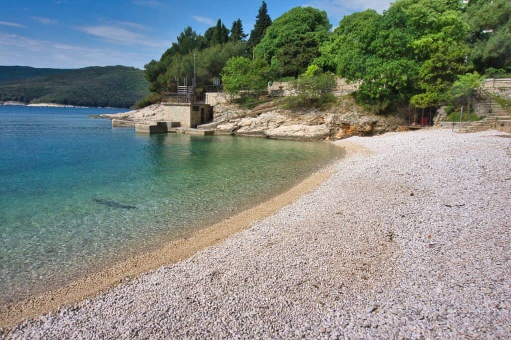 Der Sveti Andrea Beach ist einer der schönsten Strände in Rabac in Kroatien.