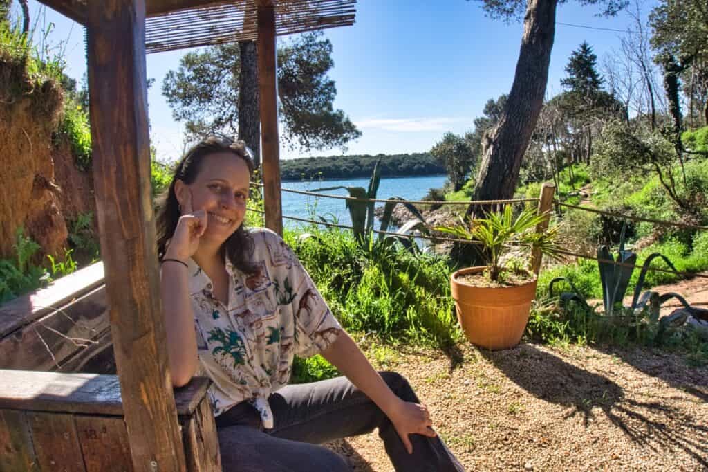 Marie an der Strandbar Portic im Naturpark Kap Kamenjak.