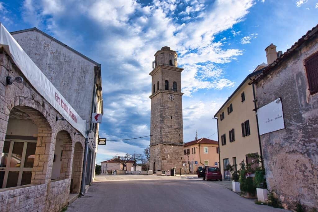 Kirche und Altstadt von Premantura beim Kap Kamenjak in Kroatien.