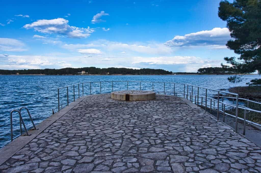 Der Guvnina Beach ist ein barrierefreier Strand in Premantura.