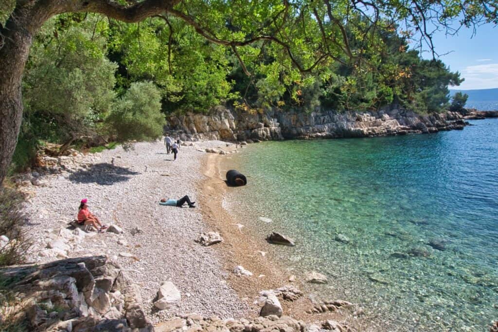 Der Prizinja Strand in Rabac ist ein Naturstrand und ein Geheimtipp.
