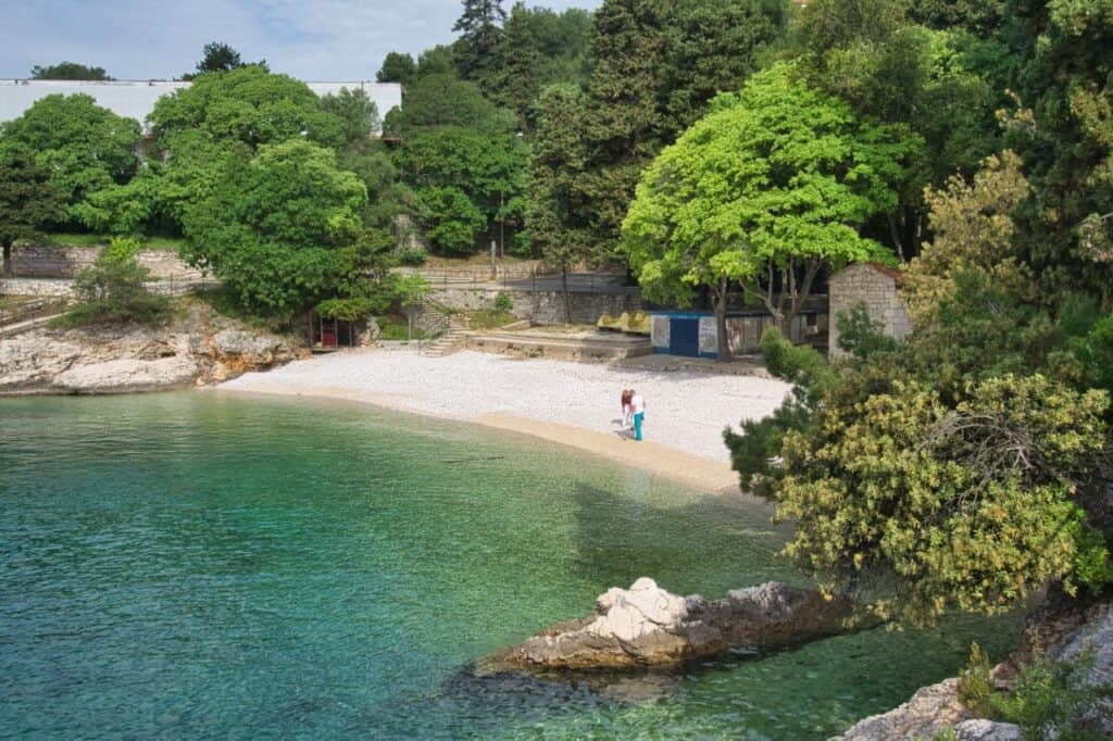 Der Strand Sv Andrea in Rabac ist einer der schönsten Strände.