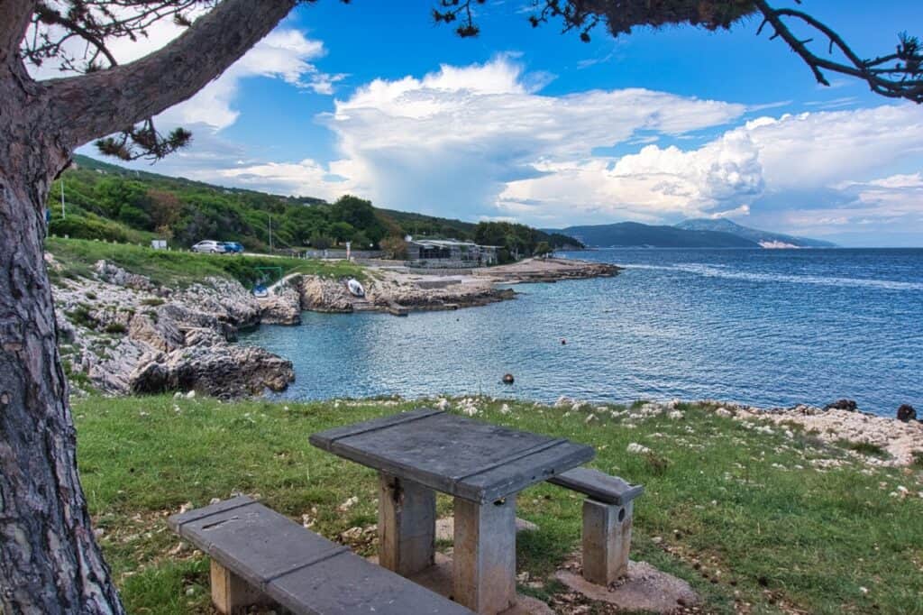 Der Ravni Beach ist ein Geheimtipp für einen Strand in der Nähe von Rabac und Labin.