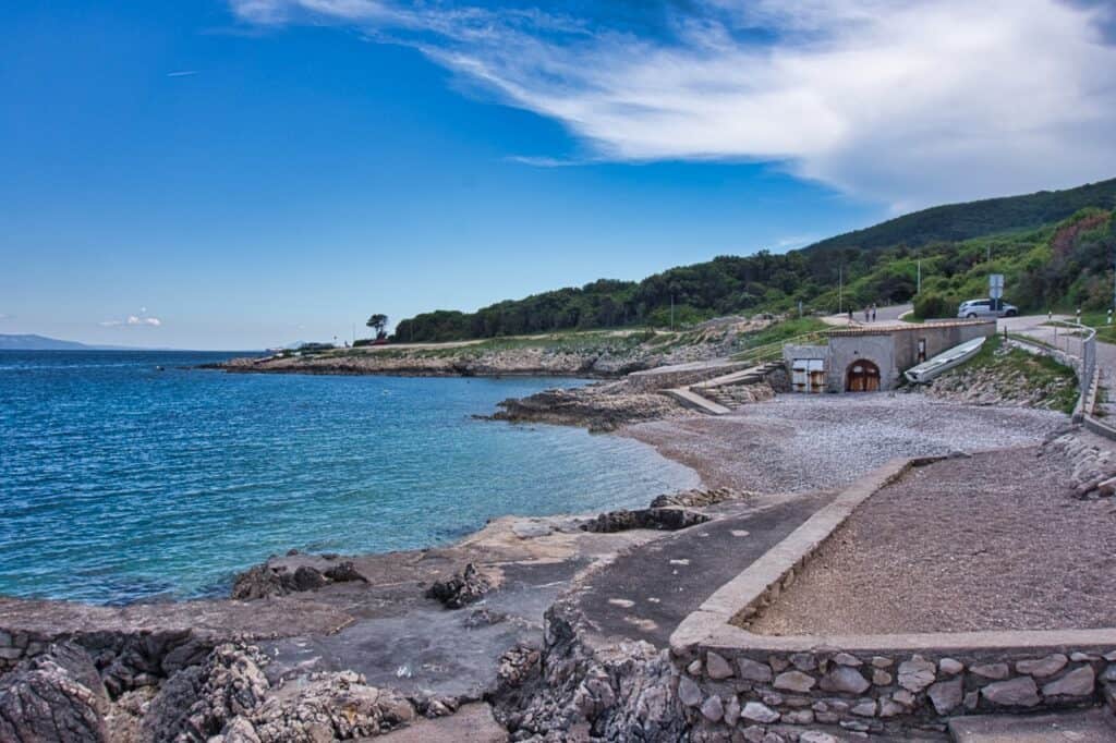 Ein Geheimtipp für einen schönen Strand bei Labin ist der Ravni Beach.