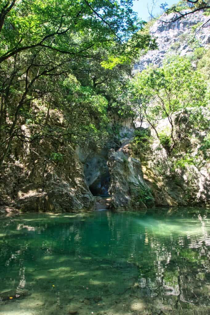 Wasserfall auf dem Wanderweg zwischen Labin und Rabac Sentonina Staza.