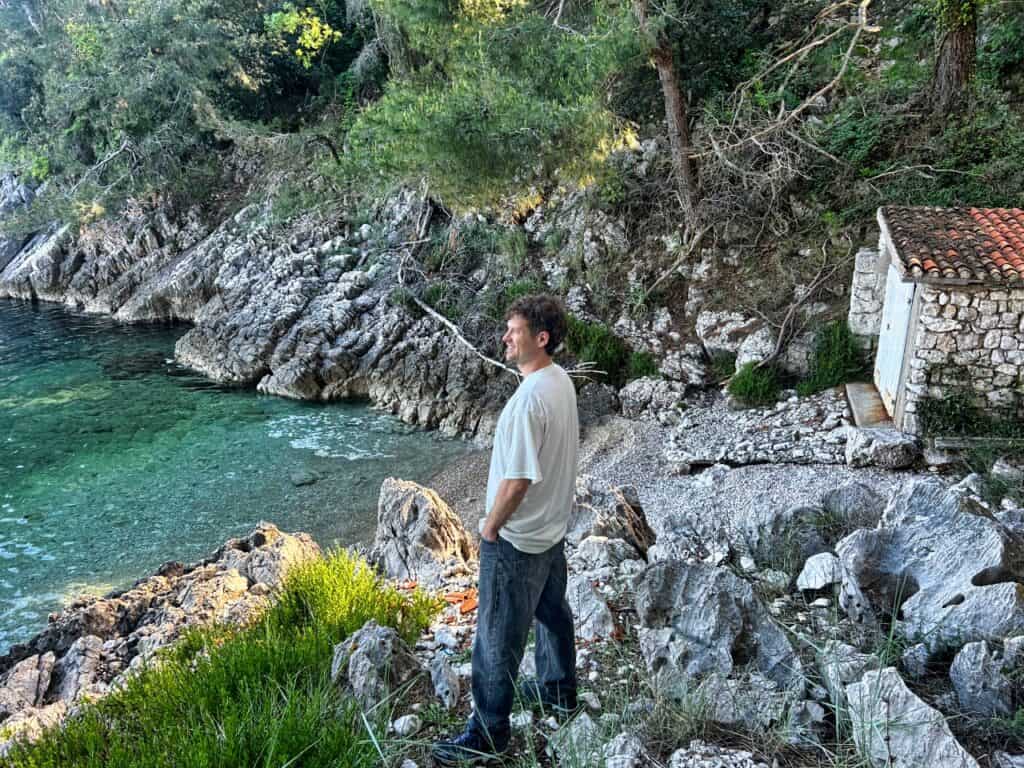 Chris steht am Strand Bilik, einer einsamen Bucht bei Labin in Kroatien.