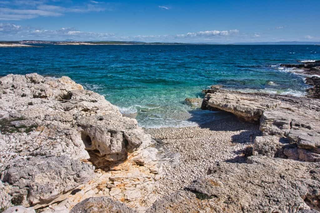 Unser Geheimtipp für einen Strand ist diese kleine Bucht am Kap Kamenjak in Istrien.