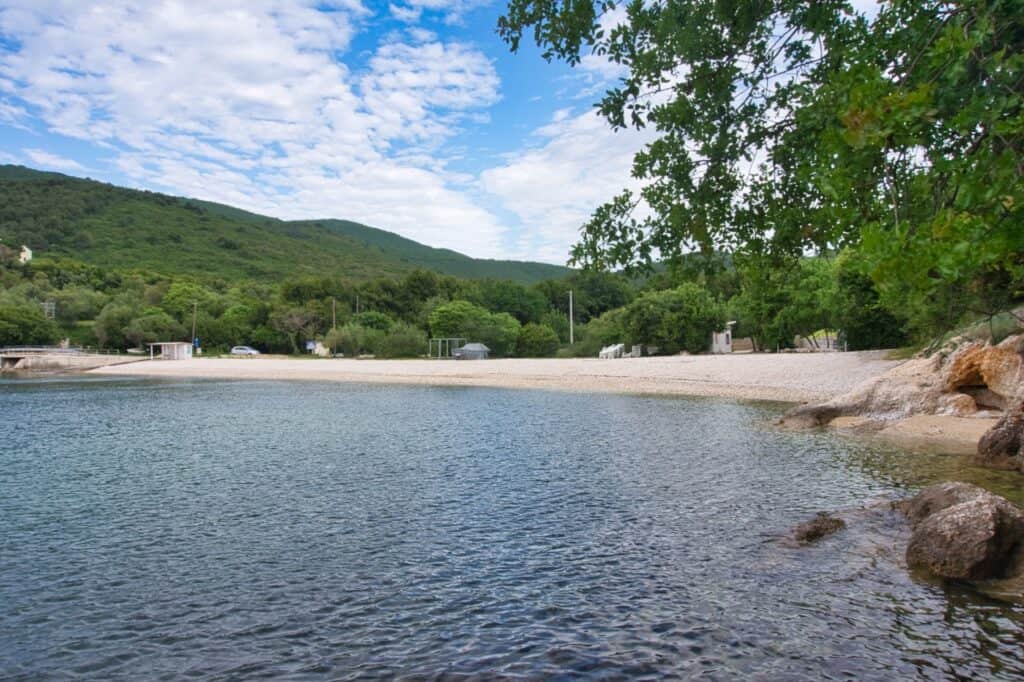 Sveta Marina Beach in Istrien ist ein ruhiger Strand bei Labin.