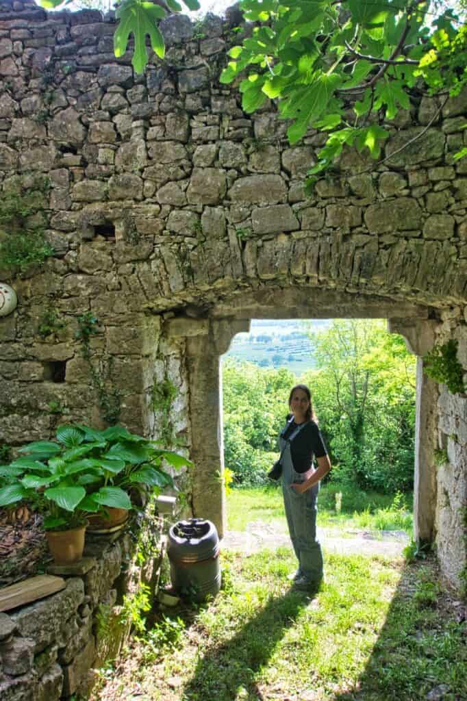Marie am Eingang zur Burgruine Waxenstein, einem Geheimtipp bei Labin in Kroatien.
