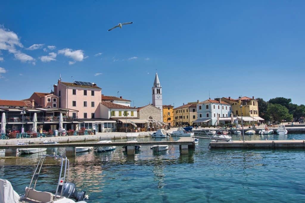Blick auf die Altstadt von Fazana in Kroatien vom Hafen aus.
