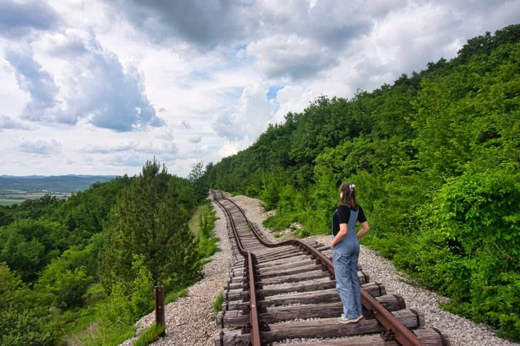 Marie vom Reiseblog Worldonabudget steht auf den schiefen Schienen Pijana Prugam einem Geheimtipp bei Labin.