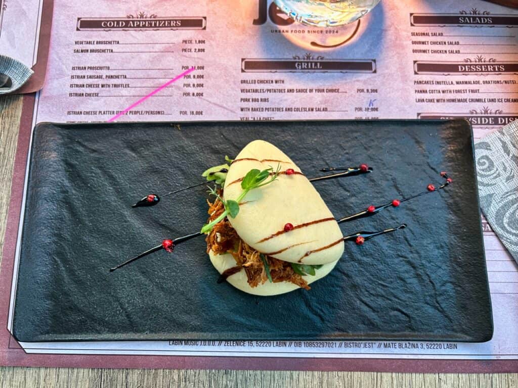 Bao Bun im Restaurant Jest Urban Food in Labin, unserem Geheimtipp für ein tolles Restaurant.