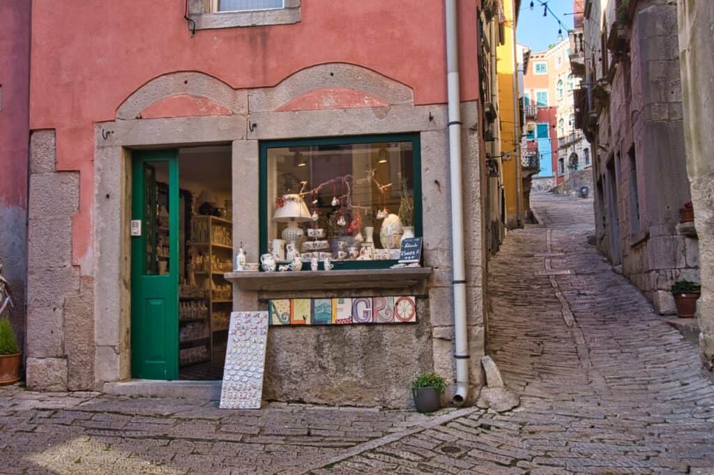 Besonderer Laden in Labin mit einzigartigen Souvenirs aus Keramik.