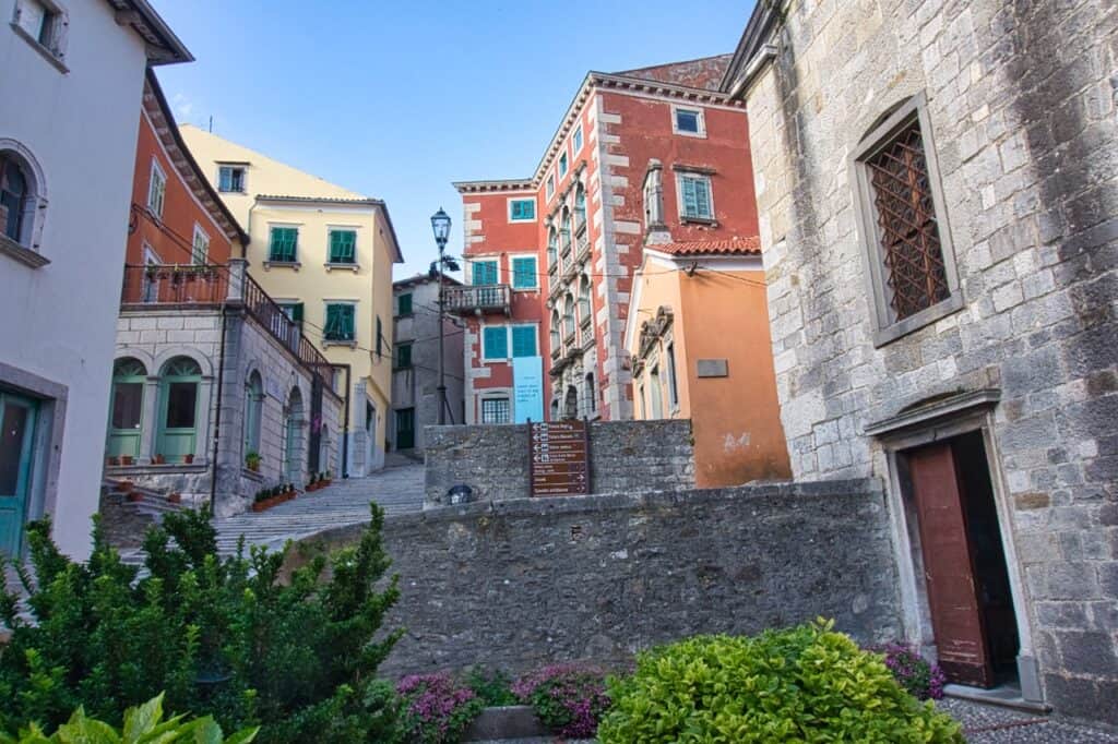 Blick auf den Platz Stari Trg in der Altstadt von Labin.