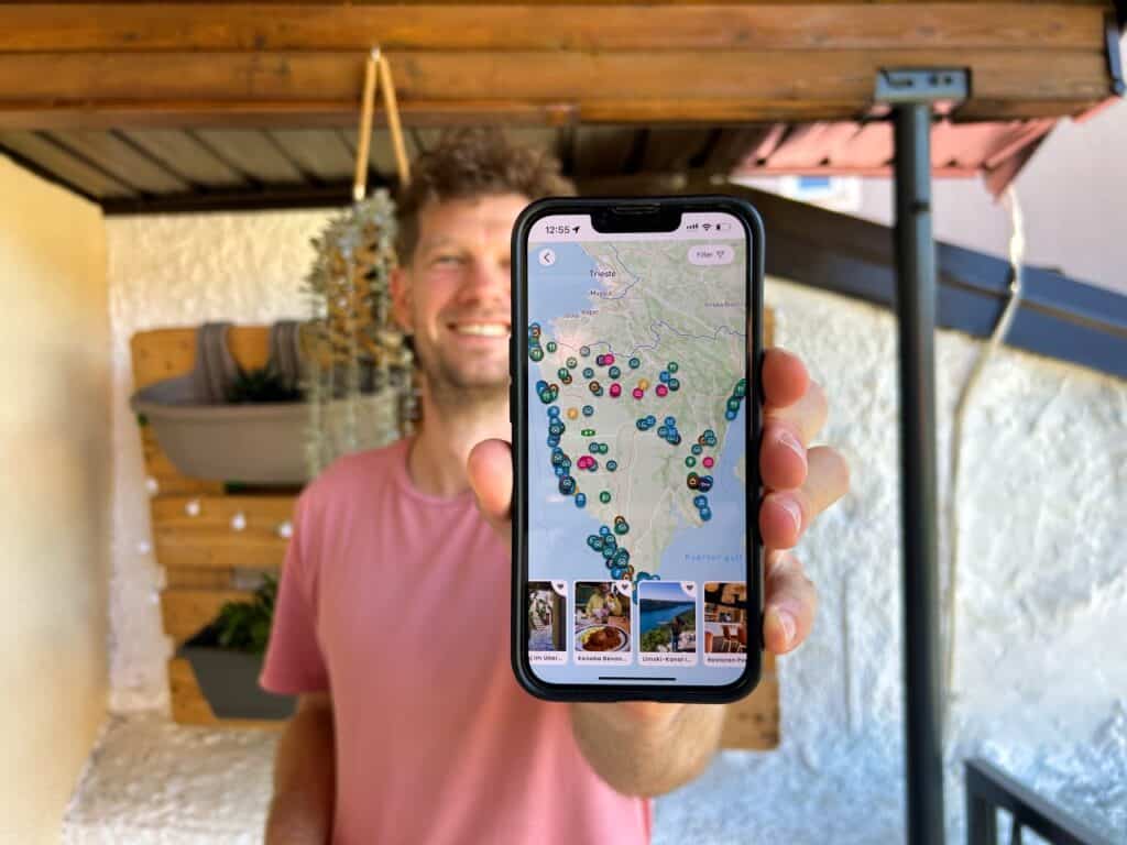 Chris hält sein Handy in die Kamera, auf dem die Karte von unserem digitalen Istrien Reiseführer zu sehen ist