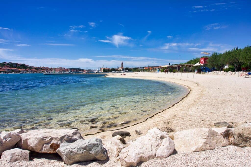 Der Gradska Plaza ist der Stadt Strand von Trogir mit Blick auf den Glockenturm