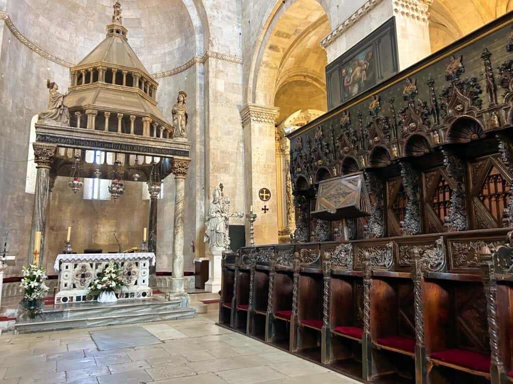 Blick in die Kathedrale des Heiligen Laurentius in Trogir