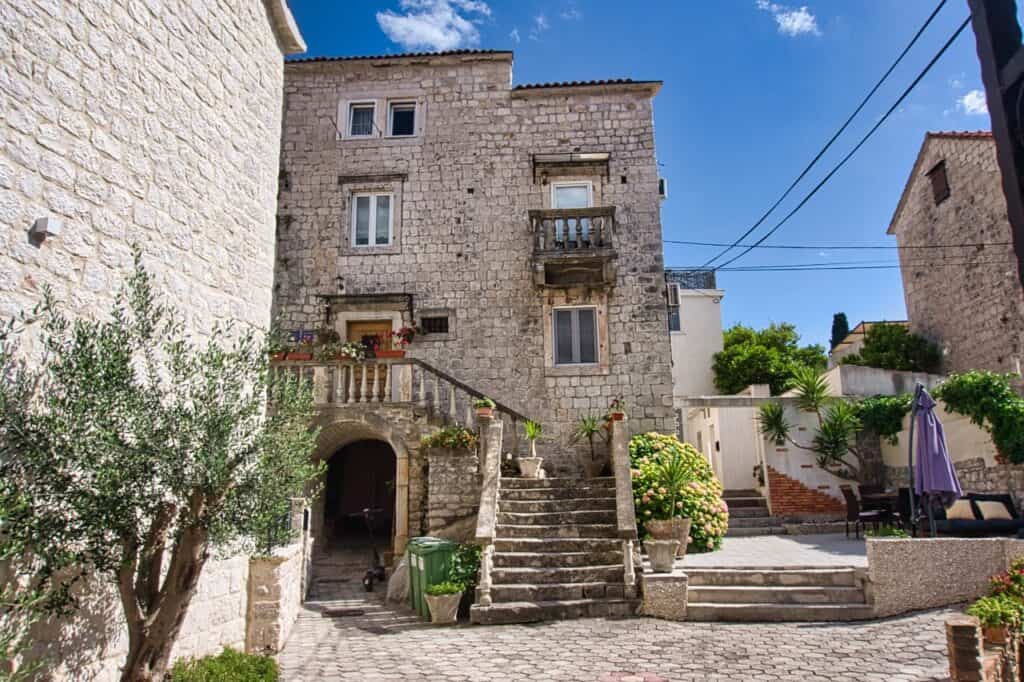 Die Altstadt in Trogir ist morgens noch oft leer, was ein echter Geheimtipp ist