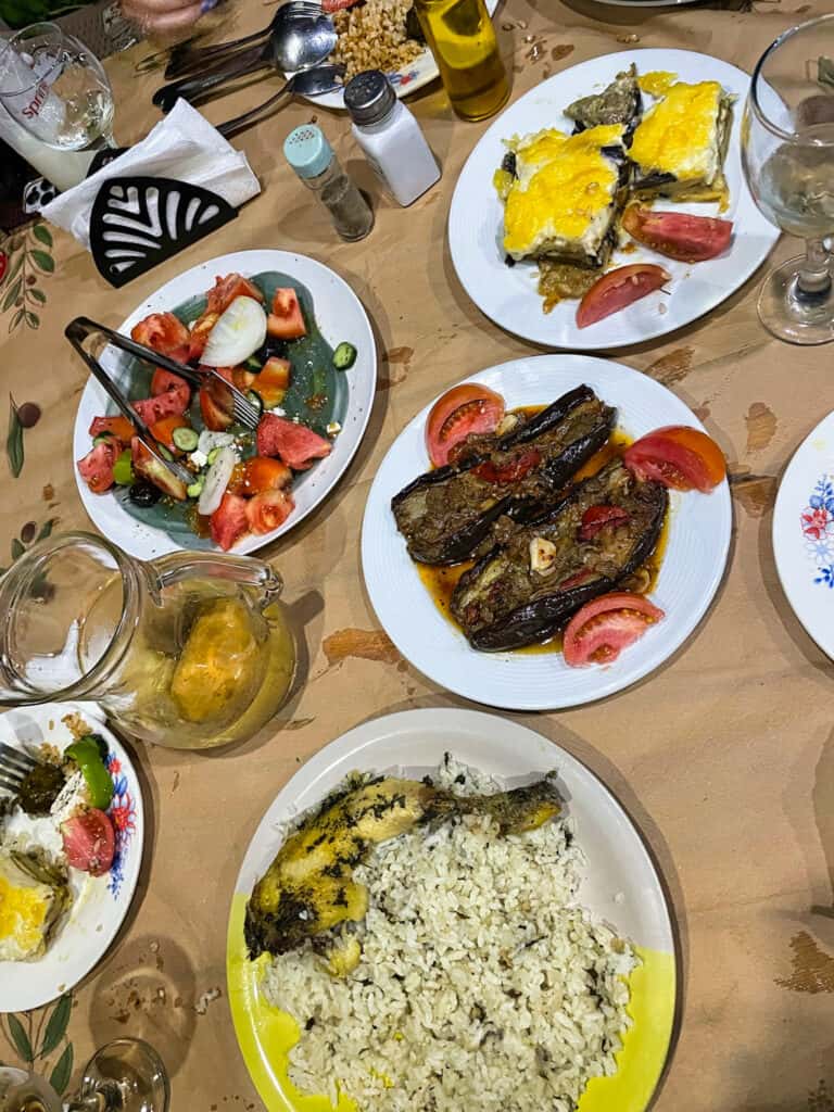 Ein ganzer Tisch voller Essen im Restaurant Gatime Tradicionale Ami Krisa in der Nähe von Ksamil und Saranda