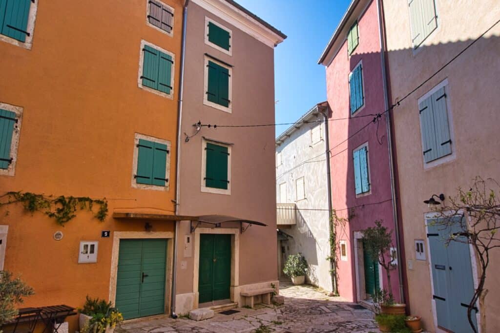 Bunte Gasse in der Altstadt von Vrsar in Kroatien