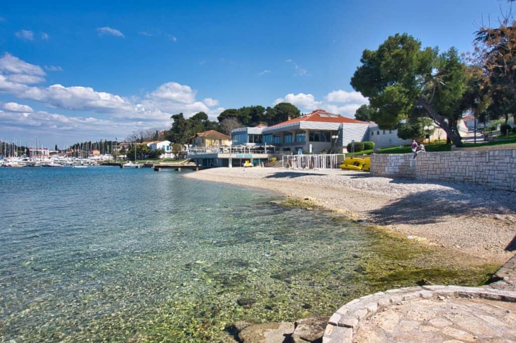 Kiesstrand Belvedere in Vrsar direkt am gleichnamigen Resort.