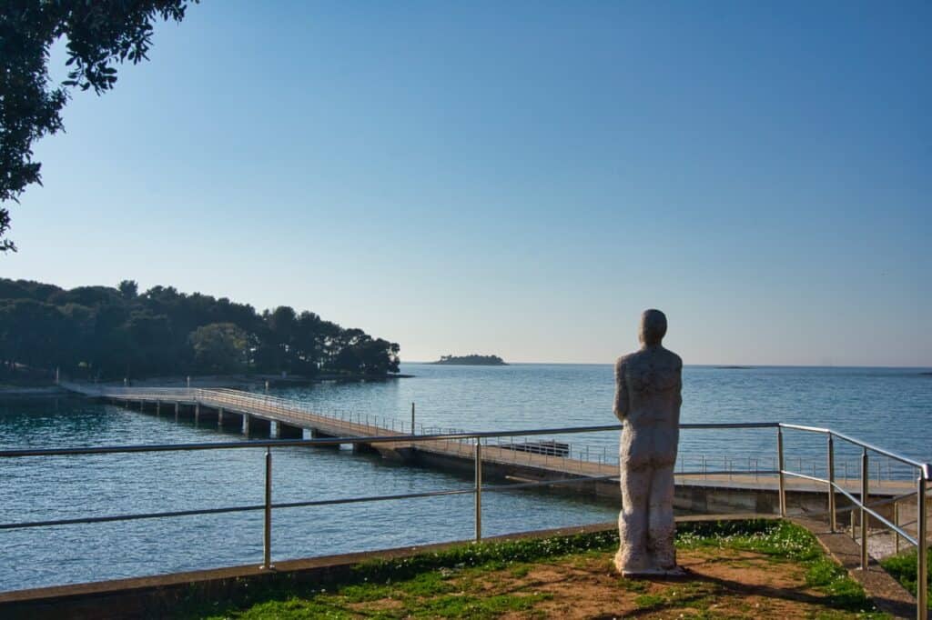 Insel mit kleinen Buchten am Koversada Strand in Vrsar.