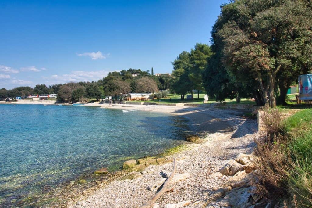 Strand mit natürlichem Schatten in Vrsar ist der Strand Orsera.