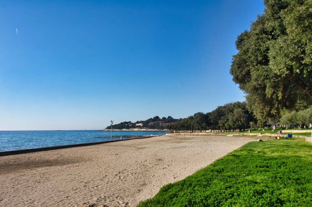 Sandstrand Koversada in Vrsar, Kroatien.