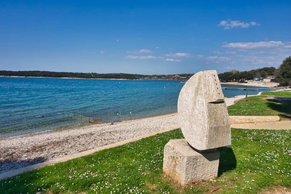 Der natürliche Orsera Strand ist einer unserer liebsten Strände in Vrsar, Kroatien.