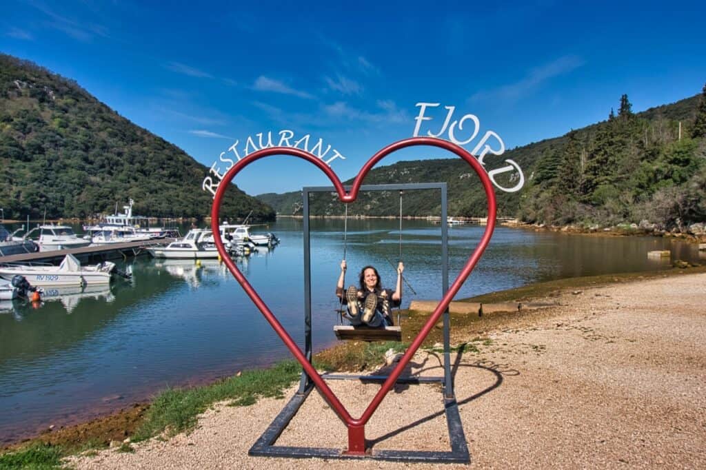 Marie vom Reiseblog Worldonabudget im Limski Kanal bei einem Ausflug von Vrsar.