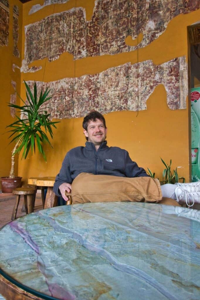 Chris sitzt im wunderschönen Kunstcafe Cvajner und wartet auf seinen Kaffee