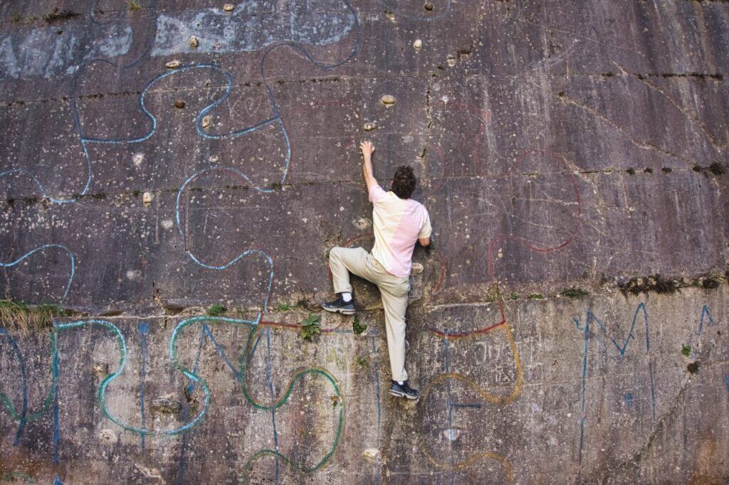 Chris klettert im Steinbruch Cave Romane in Pula die Wand hoch