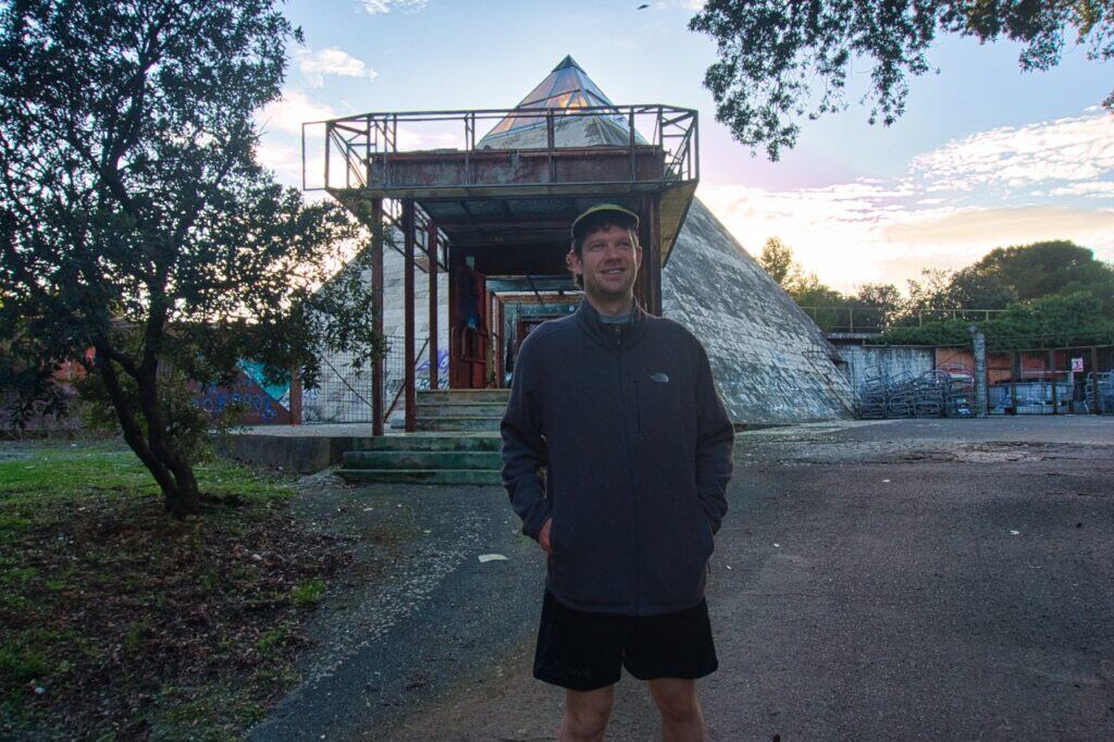 Chris steht vor der verlassenen Pyramide in Pula